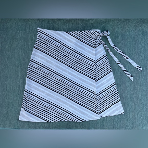 Dakini Faux Wrap Knee Length White Black/Gray Striped Skirt Size Large - Picture 3 of 13